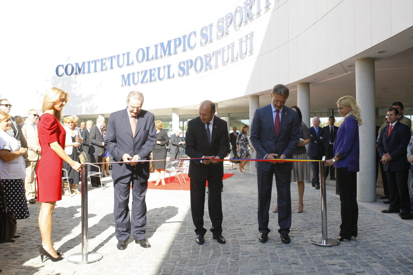 Jacques Rogge, Traian Băsescu și Octavian Morariu au avut
onoarea să taie panglica de
inaugurare a Casei Olimpice
Foto: Cristi Preda