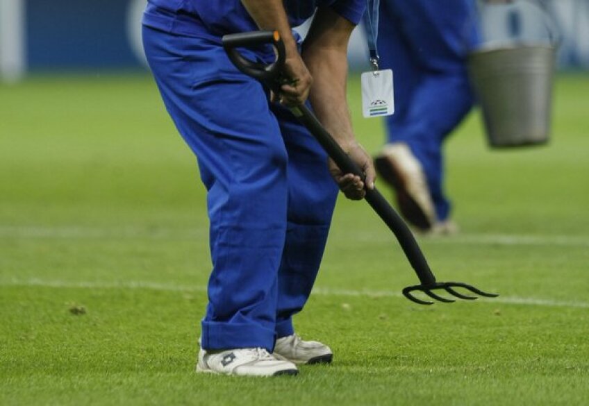 Asta e soluția pentru ca gazonul de pe Național Arena să fie ocolit de cîrtițe. Probabil vor să le sperie!