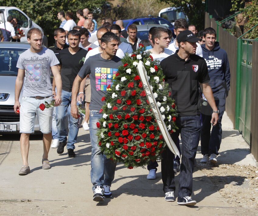 Imagini cu jucătorii lui Dinamo la mormîntul lui Cătălin Hîldan