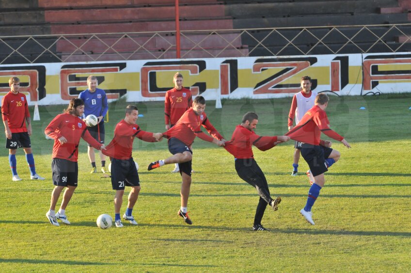 Steliştii s-au antrenat pe 