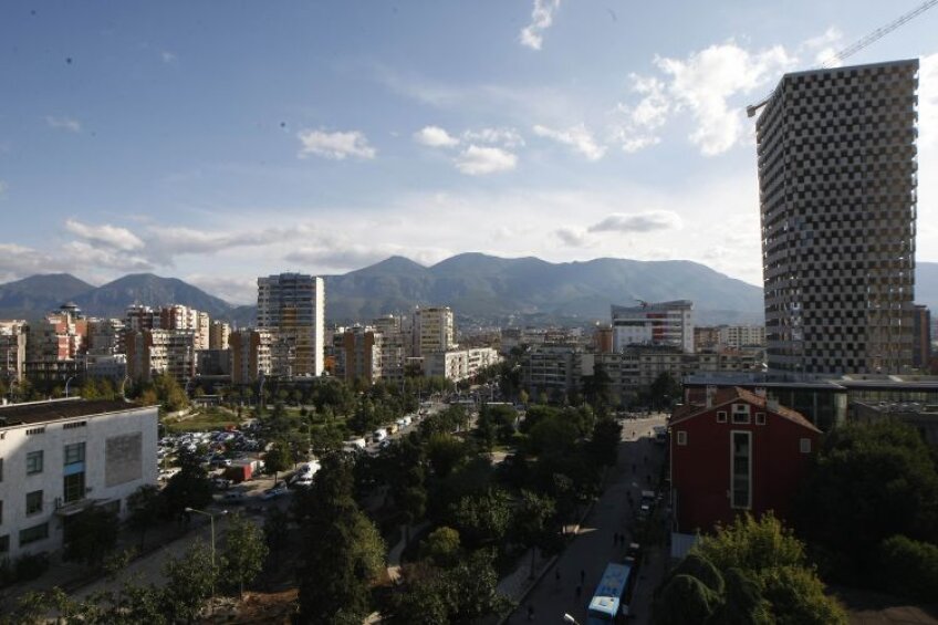 Tirana impresionează prin verdele
parcurilor, mari și dese, dar și prin bulevardele extrem de largi