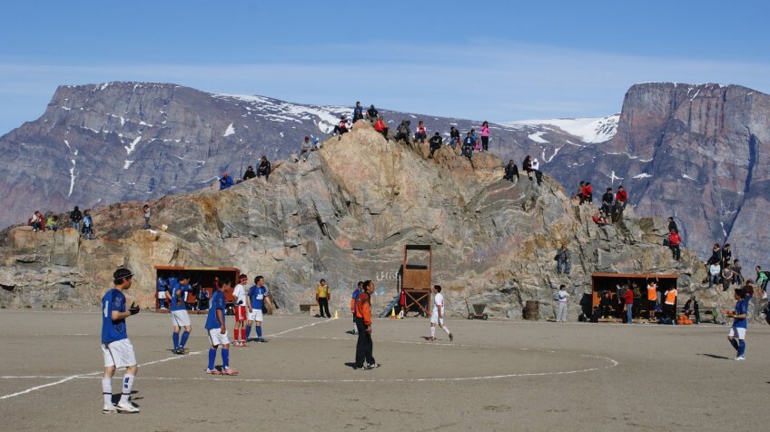 În Groenlanda se joacă fotbal, iar gazonul nu este o problemă, pentru că lipseşte cu desăvîrşire