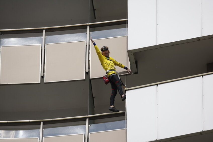 Alain Robert a părut foarte relaxat pe durata escaladării hotelului Intercontinental