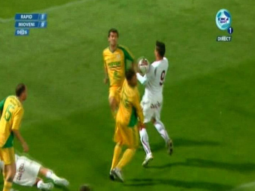 Mingea l-a lovit în braţ pe Cassio la primul gol (Captură: DigiSport 1)