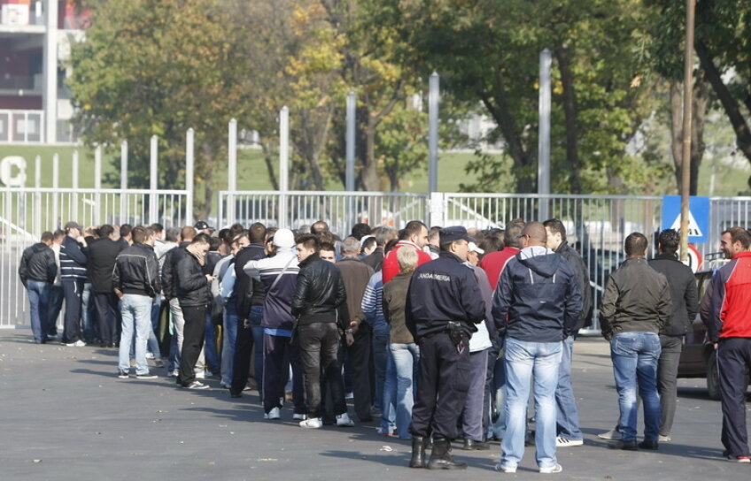 Suporterii Stelei şi Rapidului au făcut coadă la casele de bilete de la National Arena