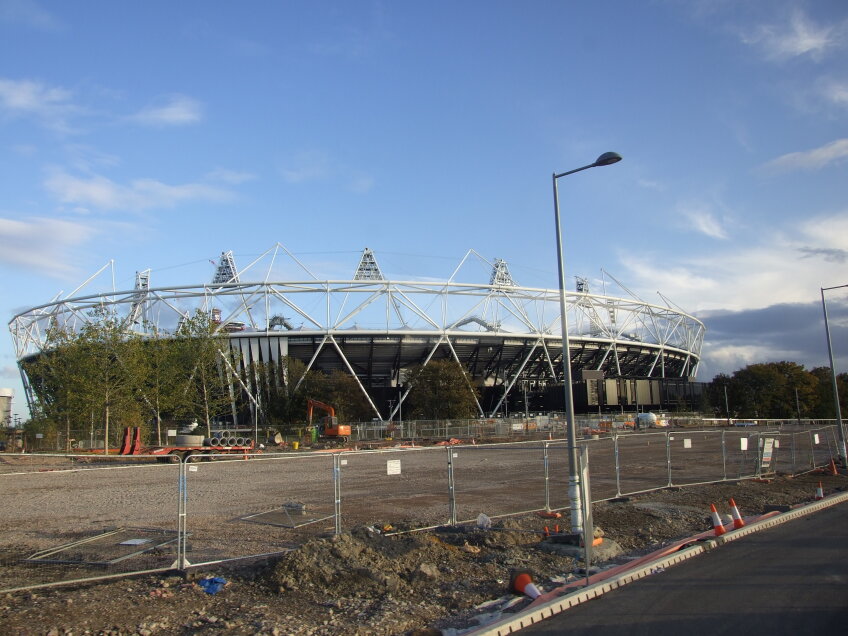 Stadionul Olimpic, aproape terminat,
profilat pe un neobișnuit de senin cer londonez. FOTO Luminița Paul