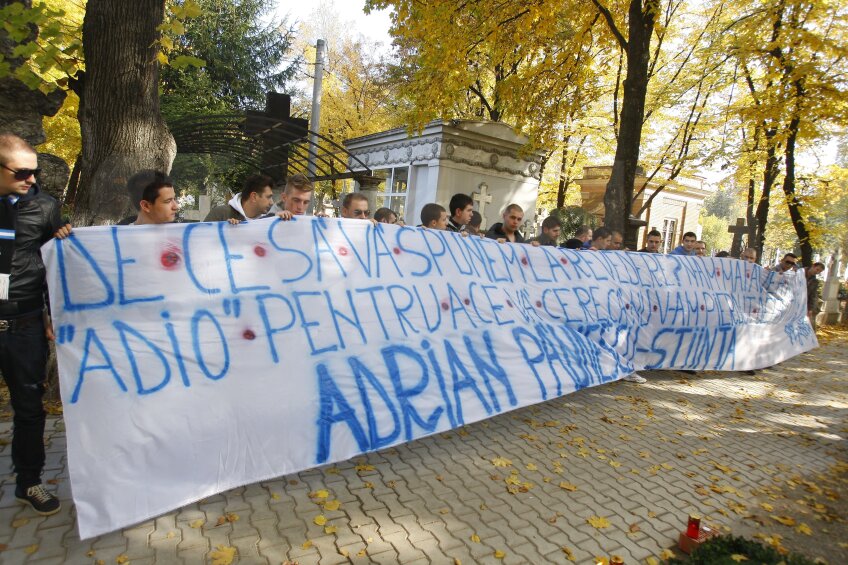 Fanii Craiovei au venit in Bucuresti pentru a-l omagia pe Adrian Paunescu