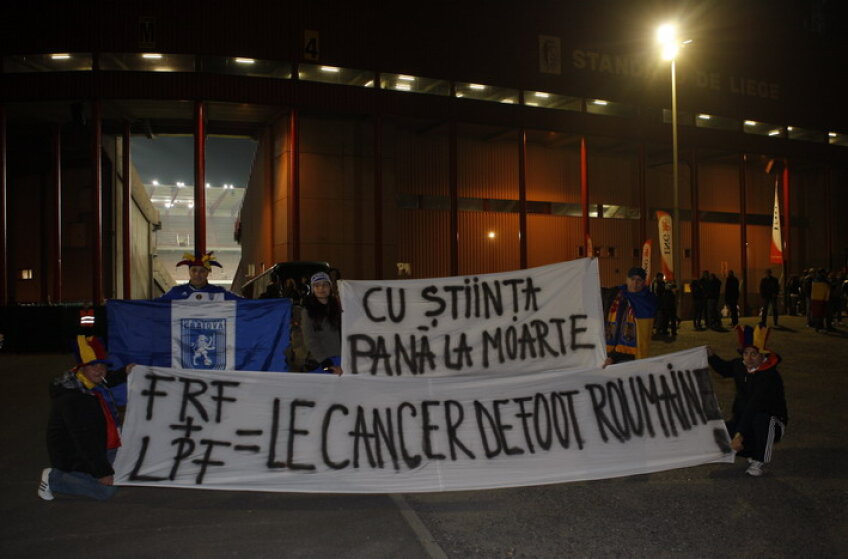 Fanii Craiovei au afişat mesaje de susţinere pentru Universitatea Craiova