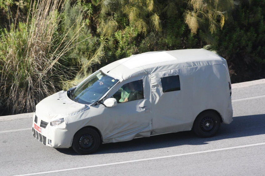 Dacia Popster - Imagini cu monovolumul Daciei au apărut pe internet, maşina fiind fotografiată şi în România. Preţul unui Popster va fi 14.800 de euro