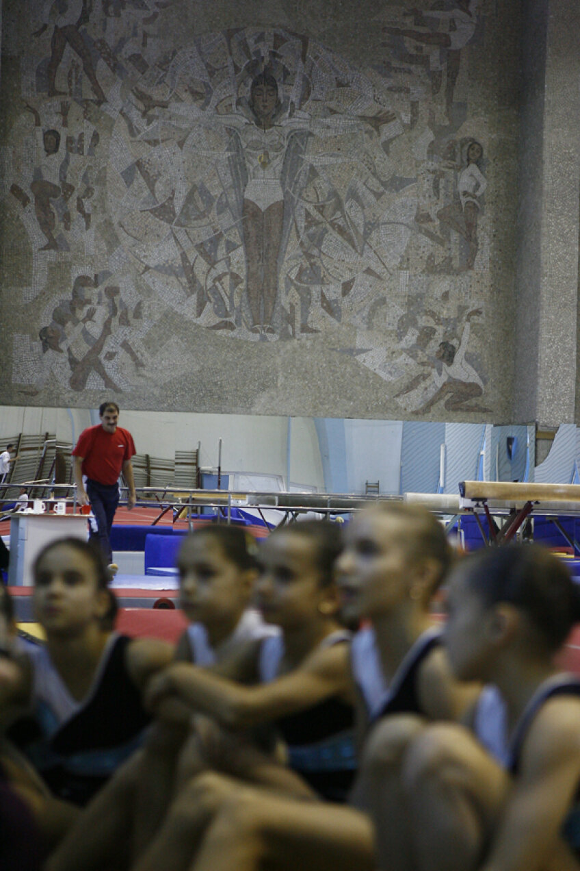 Gimnastele de la Onești
se pregătesc și azi în
umbra mozaicului Nadiei