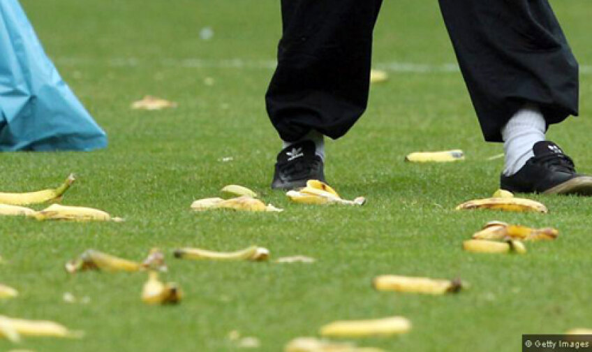 Suporterii lui Hansa Rostock au umplut terenul cu banane înaintea meciului cu St. Pauli