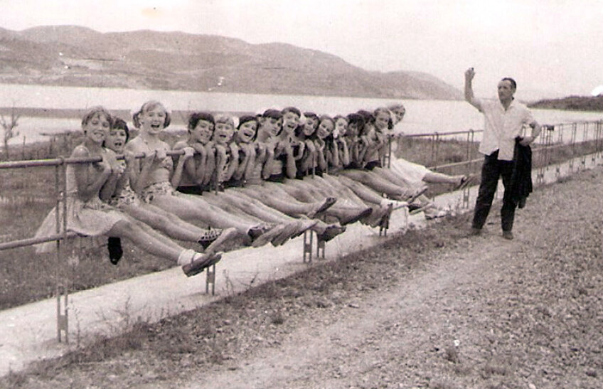 Marcel Duncan alături de micuţele gimnaste pe care le antrena la finele anilor '60