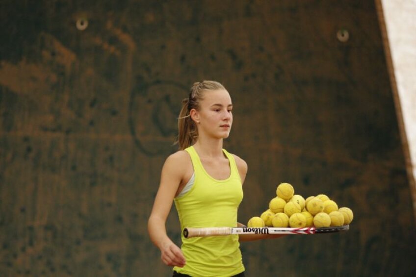 Andreea Roșca este stîngace, dar joacă tenis cu mîna dreaptă. FOTO Cristi Preda