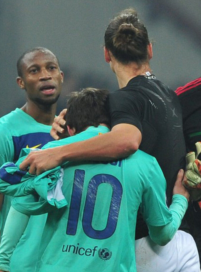 Ibrahimovic îl îmbrăţişează 