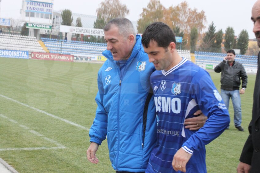 Antrenorul Grigoraş l-a ajutat pe Cosmin să se deplaseze fără cîrje pe teren.