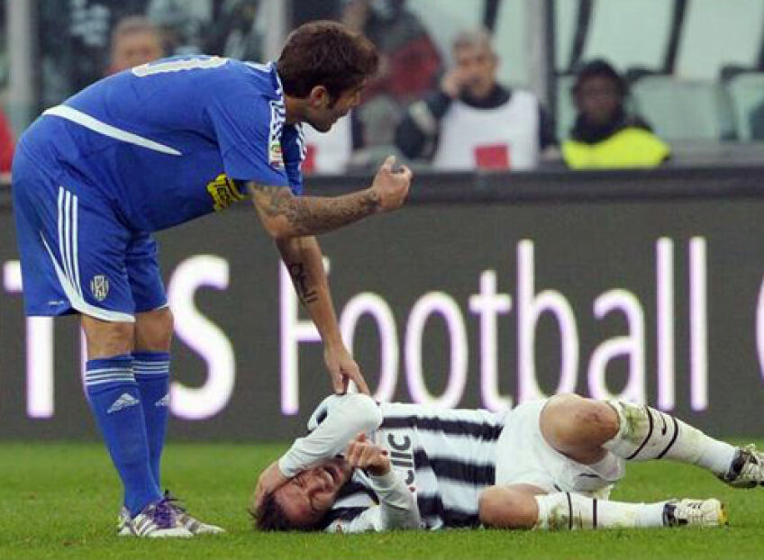 Mutu a fost primul jucător care a încercat să îl ajute pe Del Piero (Foto: gazzetta.it)