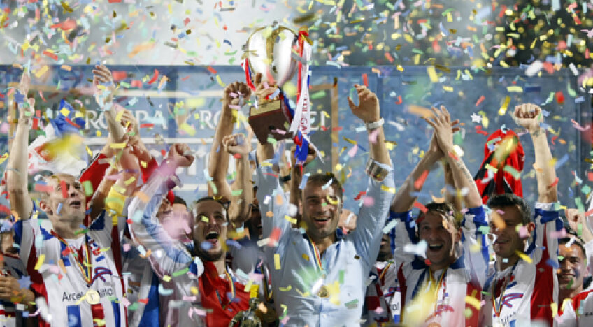 Prima Supercupă
Oţelul, campioana României, a urcat la rangul următor după ce a învins-o pe Steaua cu 1-0 în finala Supercupei. Un trofeu de care se bucură şi gălăţeanul Lucian Bute Foto: Raed Krishan