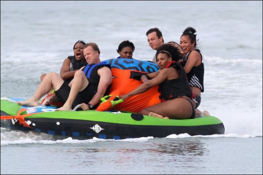 Serena Williams s-a relaxat pe o navă cîteva ore, la Miami, alături de prieteni. Sursa: photo news