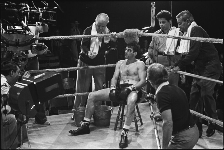 Un moment de pauză în timpul filmărilor din 1979, cu Rober De Niro în rolul principal