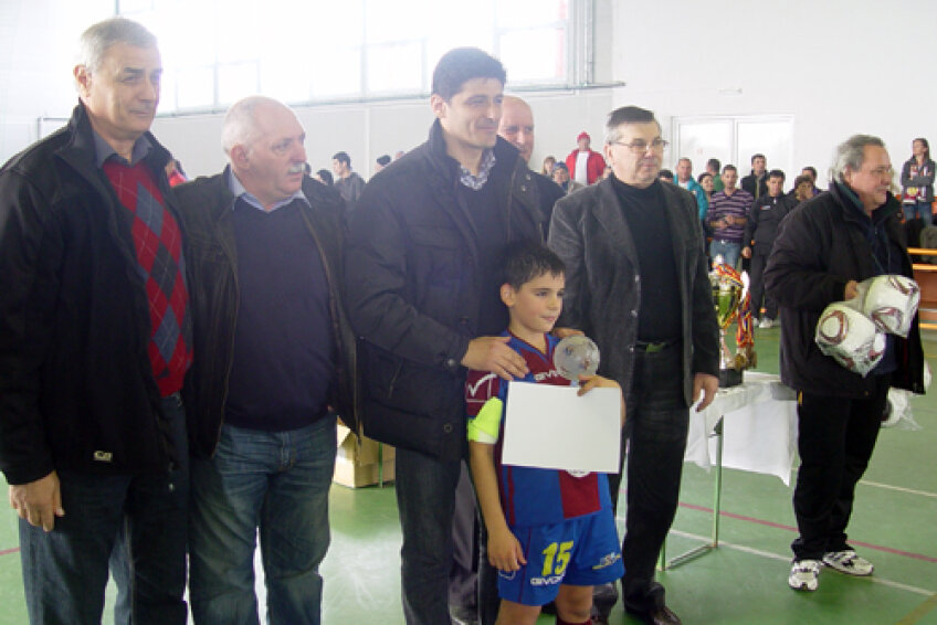 Andrei David, 8 ani, a luat titlul cu echipa Școlii Gică Popescu la cea mai scăzută categorie de vîrstă pentru care se organizează campionat național