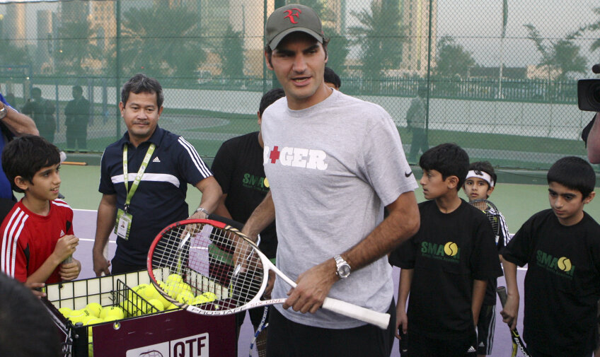 Roger Federer a jucat tenis cu copiii de la o clinică din Doha foto: reuters