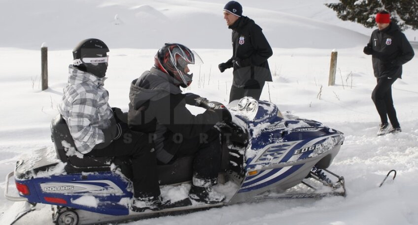 Steliştii fac slalom printre snowmobile la antrenamentele din Poiană