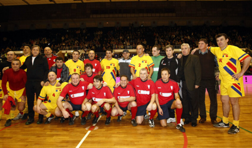 Imagine-document 
Rîndul de sus: Vlădoiu, Belodedici, Ilie Năstase, Stelea, Luțu, N. Răducan, Majearu, Ganea, Balint, Prunea, Gherasim, Argăseală, Radu II, Iovan, Prodan
Jos: Mihali, Bumbescu, Pițurcă, Bălan, Bărbulescu, T. Stoica