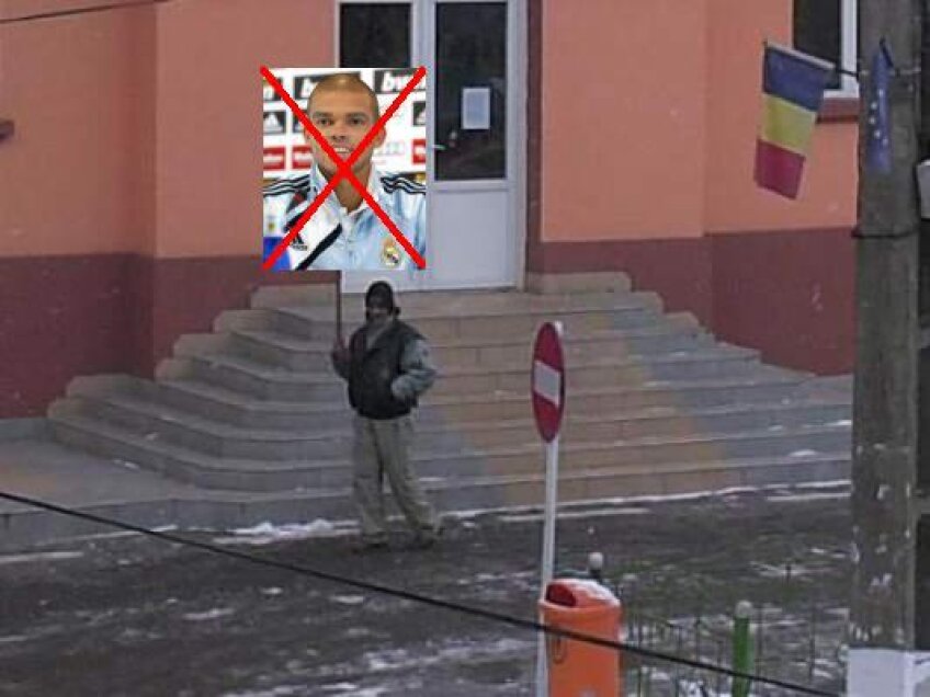 Zilele trecute, un singur om a protestat împotriva Guvernului, la Baia de Arieş. Aseară, pe net circula o poză trucată, care muta mesajul protestului către Pepe
