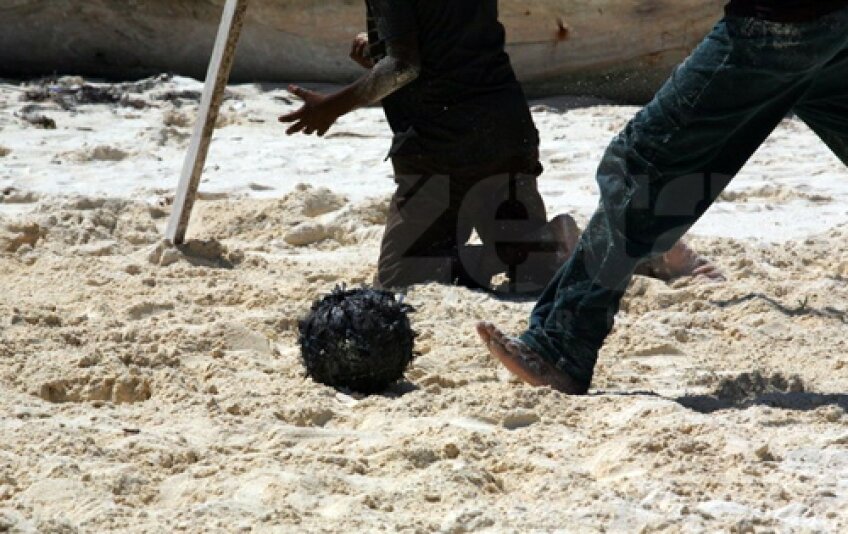 Fotbal pe plajă cu mingea confecţionată din alge uscate.