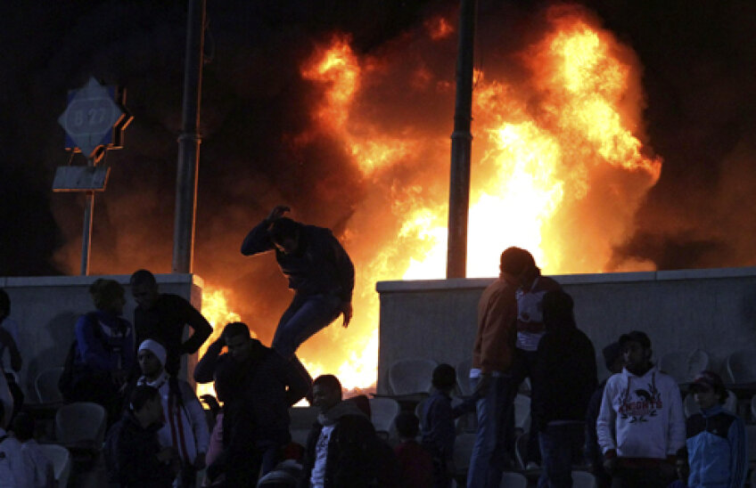 Ieri, în Egipt, s-a scris o nouă filă neagră în istoria tragediilor de pe stadioane