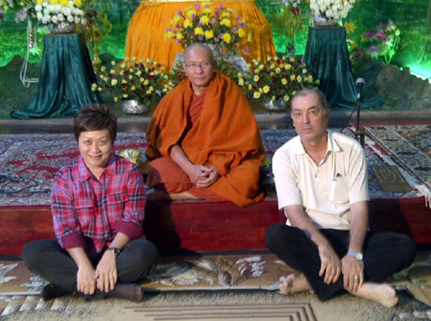 Într-un templu budist din capitala Yangon, alături de un preot și de impresara lui, indonezianca Ratna Mustika