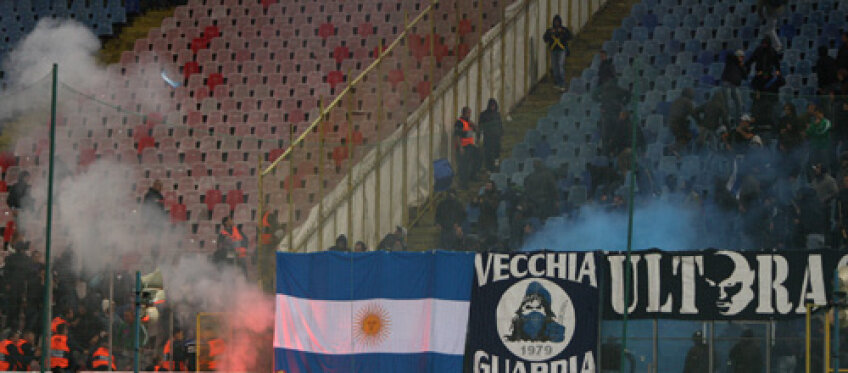 Ciocniri între fanii stelişti şi tifosii napoletani în Ghencea, în toamna lui 2010, în Europa League (Foto: Alex Nicodim)