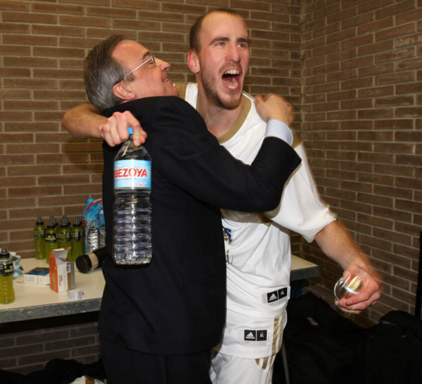 Florentino Perez îl îmbrățișează entuziasmat pe Sergio Rodriguez, la vestiare (Foto: Marca)