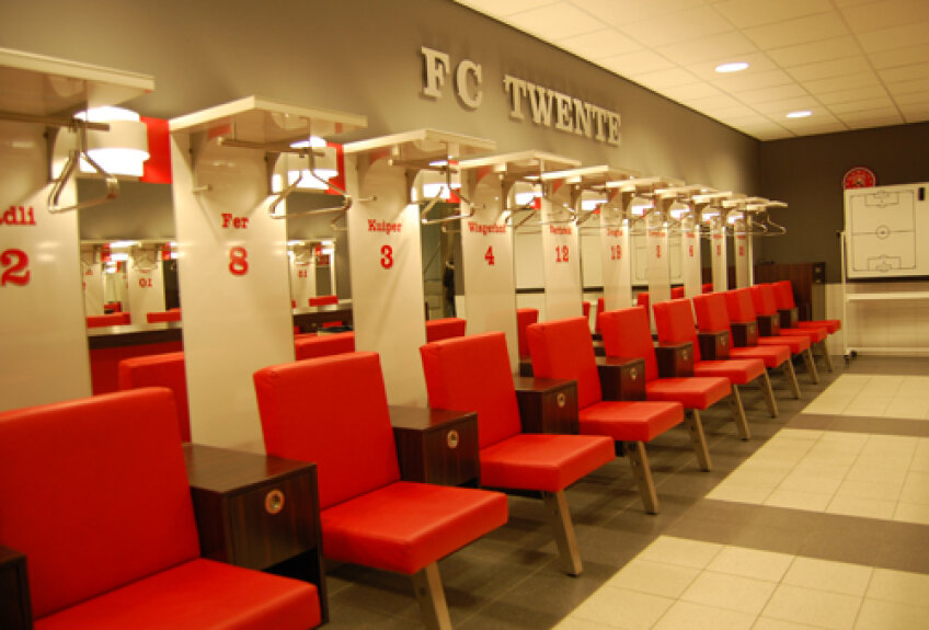 GSP i-a însoţit pe elevii lui Ilie Stan cînd au vizitat vestiarul lui Twente şi s-au minunat de facilităţi şi de designul care imită un teren de fotbal