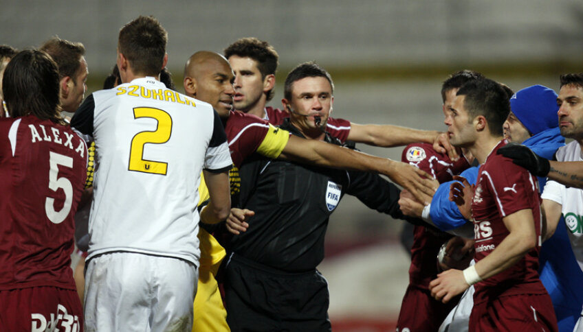 Balaj a încercat să-i calmeze pe jucătorii nervoși ai ambelor echipe