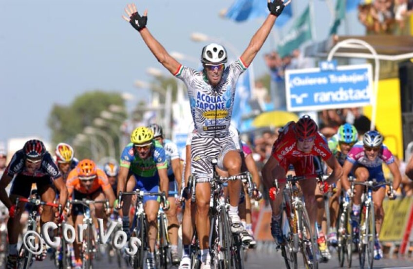 Mario Cipollini, într-o ipostază deseori întîlnită în lunga sa carieră (foto: cyclinghalloffame.com)