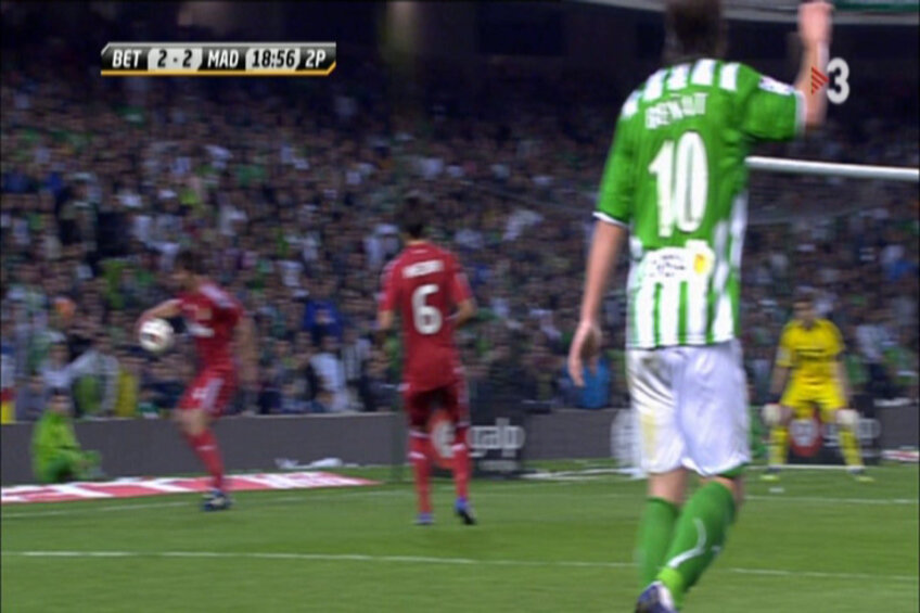 Din imagine se vede foarte clar cum Xabi Alonso lovește balonul cu mîna