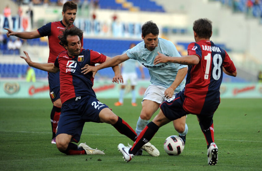 Zarate (între 3 adversari de la Genoa) a pasat la unul dintre cele două goluri ale lui Hernanes în victoria lazială cu 4-2