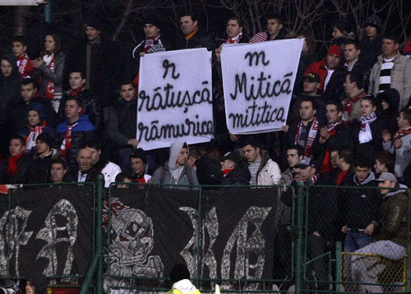 Bannere-le afişate de suporteri la Pandurii - Dinamo 2-2
