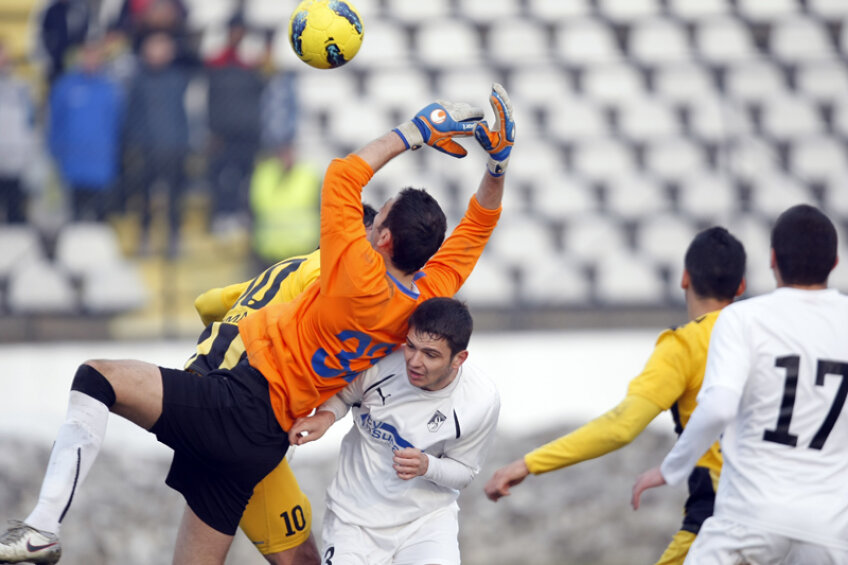 Fotoreporterul GSP Cristi Preda a surprins faza ce a provocat scandalul: Cezar Lungu greşeşte fără a fi faultat de Ilijoski, Bocăneală fluieră fault, scorul rămîne 2-1