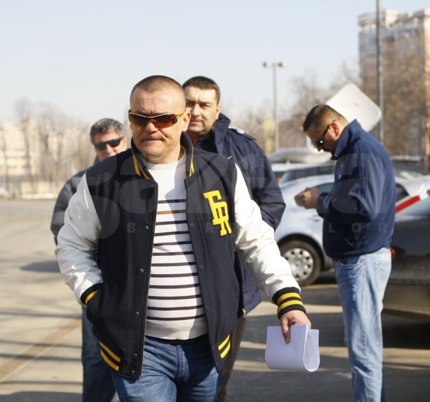 Unul dintre liderii galeriei Stelei, Gheorghe Mustaţă, a venit să discute cu Mircea Sandu despre Legea 4. foto: Alex Nicodim