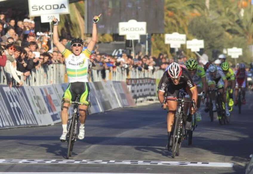 Simon Gerrans trece de Fabian Cancellara (foto: cyclingnews.com)