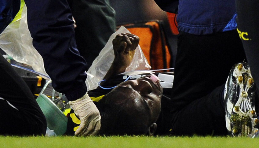 Inima i s-a oprit pe teren. Fabrice Muamba (Bolton) s-a prăbuşit pe gazon în partida din FA Cup cu Tottenham. Stop cardiac. A fost resuscitat în salvare.