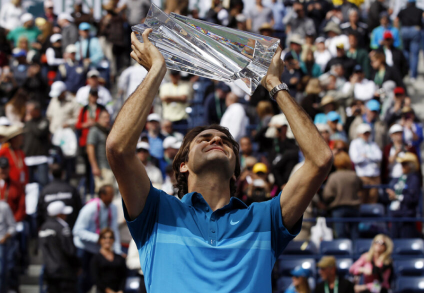 Roger Federer ridicînd trofeul de la Indian Wells, unul deloc uşor // Foto: Reuters