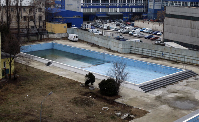 Bazinul de 50 de metri din baza de natație a CSȘ 2 Bucureti are după reparații doar 49 de metri și 60 de centimetri