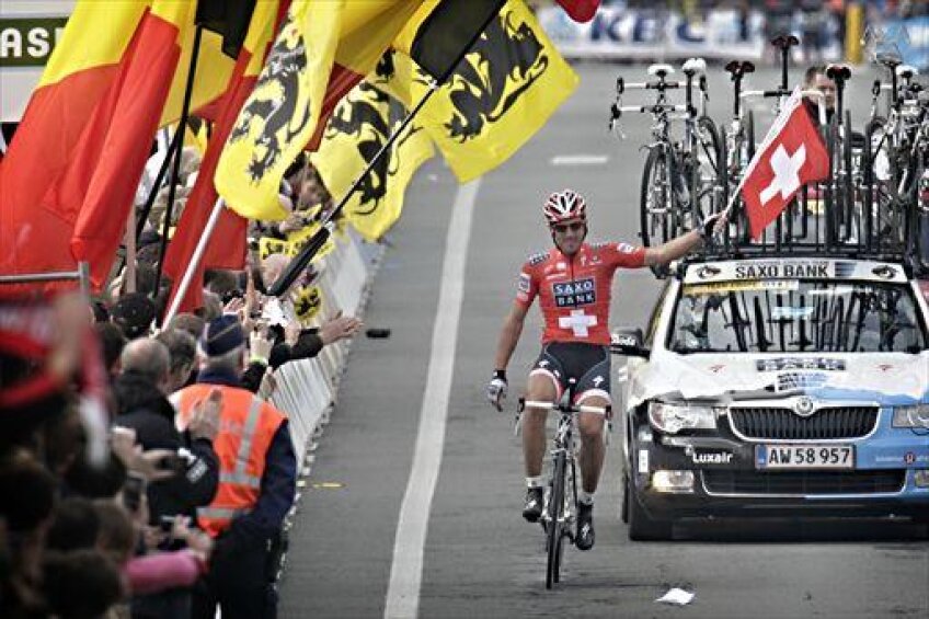 Fabian Cancellara a cîştigat Turul Flandrei, în 2010, după ce l-a lăsat în urmă pe Tom Boonen, pe Grammont (foto: bicycle.net)