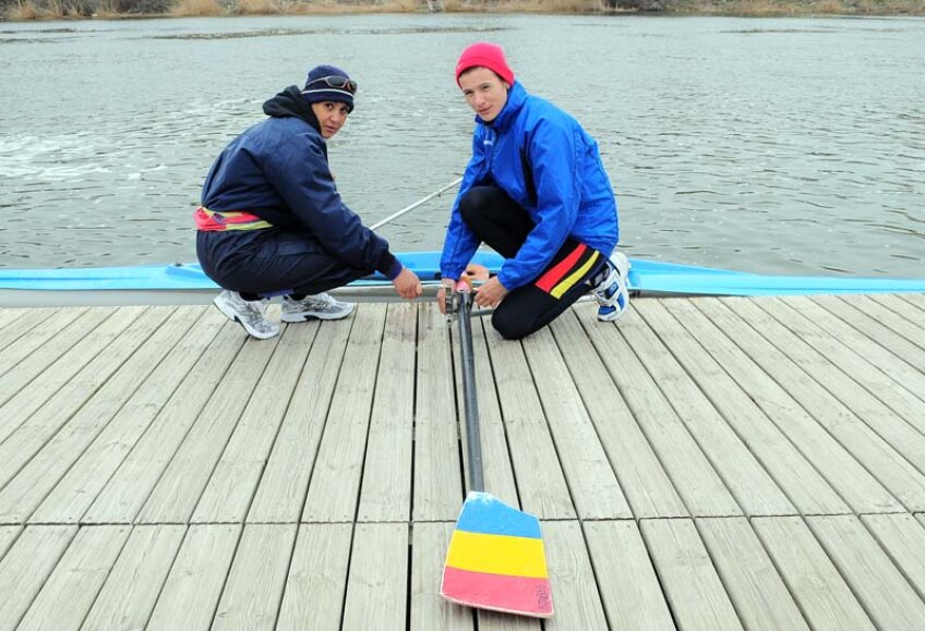 Georgeta Andrunache (stînga) şi Viorica Susanu, pe ponton, pregătite să înceapă un nou antrenament // Foto: Telegraf Constanţa