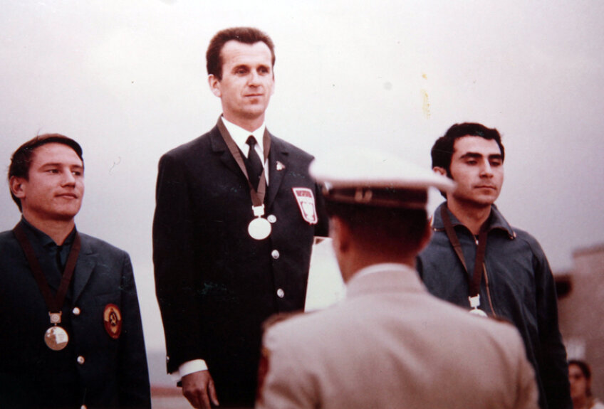 Podiumul la Mexico '86: argint pentru Marcel Roşca (primul din dreapta) în proba de pistol viteză.