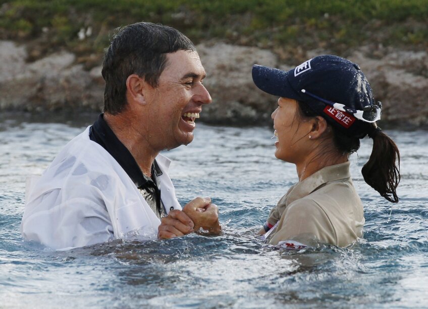 Yoo Sun-young, din Coreea de Sud, celebrează împreună cu caddie-ul victoria din LPGA Kraft Nabisco, în California, printr-o baie în lacul Poppie (foto: reuters)