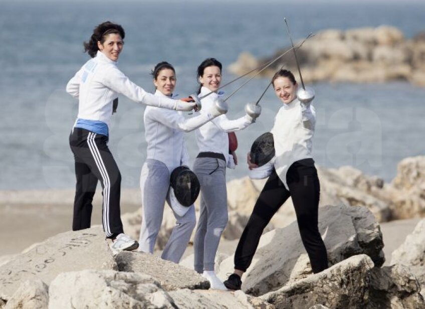 Anca Măroiu, Loredana Dinu,
Simona Gherman și Ana Maria
Brînză (de la stînga la dreapta)
mînuiesc armele la fel de bine ca
pe planșă, chiar și pe stabilopozi
